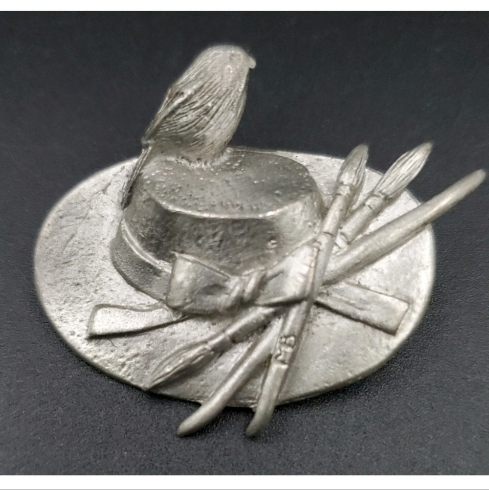 Marjolein Bastin Pewter Artist Hat Brooch with Bird and Brushes- Vintage - Picture 2 of 5